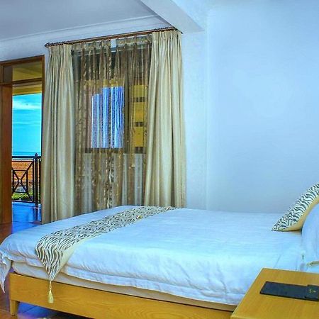 Rosemary Courts Bed And Breakfast 엔테베 외부 사진