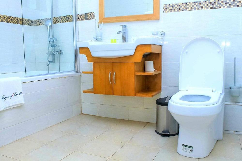Rosemary Courts Bed And Breakfast 엔테베 외부 사진