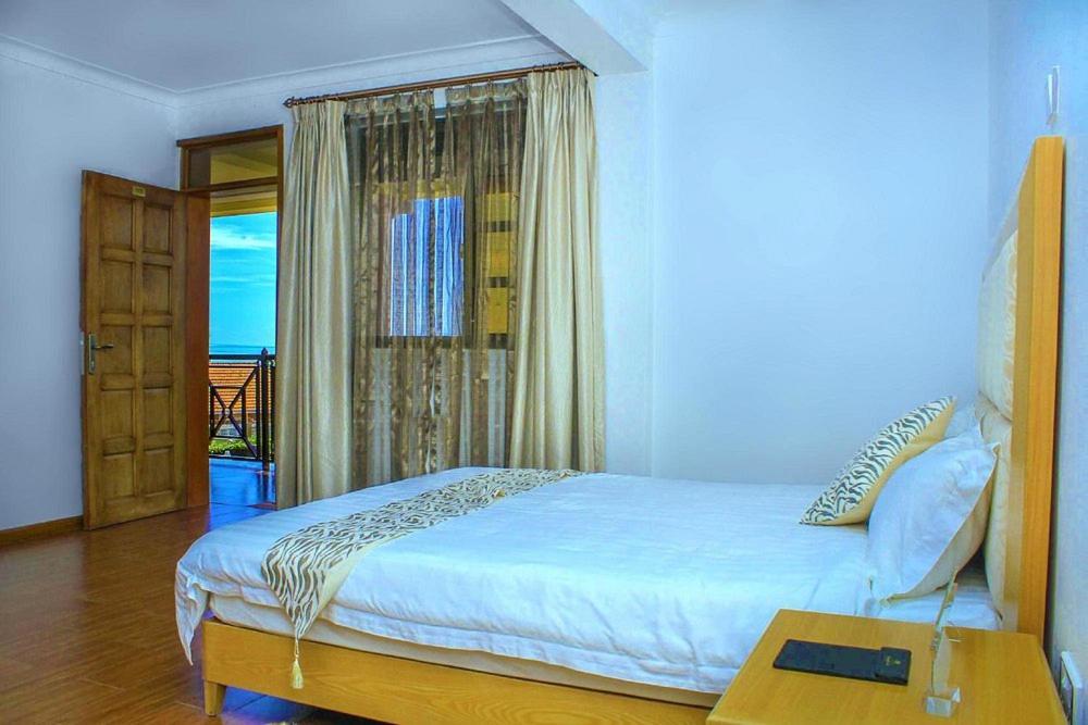 Rosemary Courts Bed And Breakfast 엔테베 외부 사진