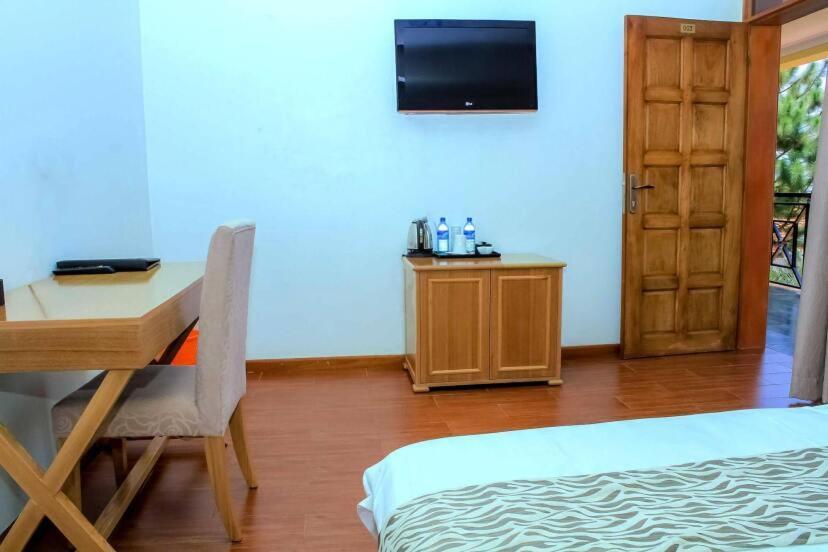 Rosemary Courts Bed And Breakfast 엔테베 외부 사진