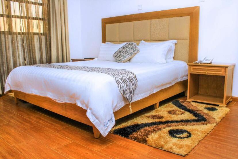 Rosemary Courts Bed And Breakfast 엔테베 외부 사진