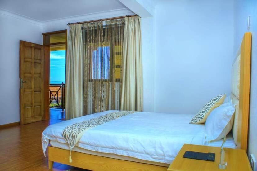 Rosemary Courts Bed And Breakfast 엔테베 외부 사진