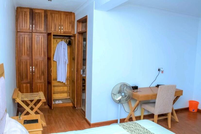 Rosemary Courts Bed And Breakfast 엔테베 외부 사진