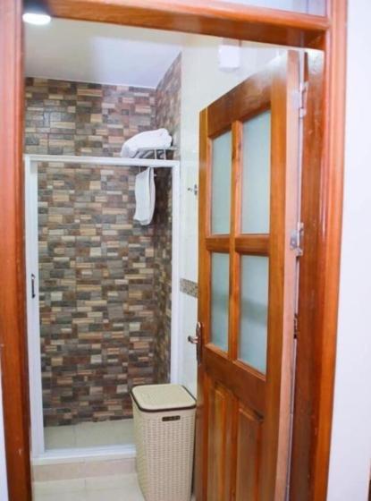 Rosemary Courts Bed And Breakfast 엔테베 외부 사진