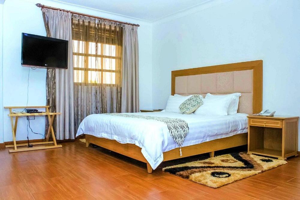 Rosemary Courts Bed And Breakfast 엔테베 외부 사진
